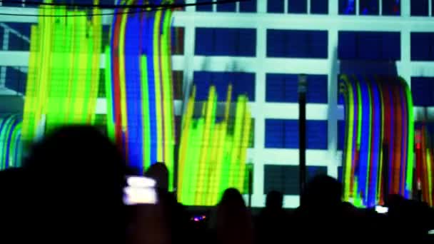 Kleurrijke Lichtshow Gevel Wall Building Glow Festival Eindhoven Nederland Tracking — Stockvideo