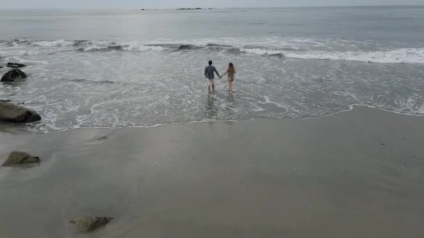 Pareja Caminando Playa — Vídeos de Stock