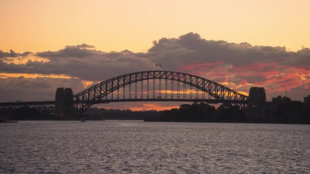 Sydney Harbour Bridge Při Západu Slunce Zářící Oranžovou Oblohou Tato — Stock video