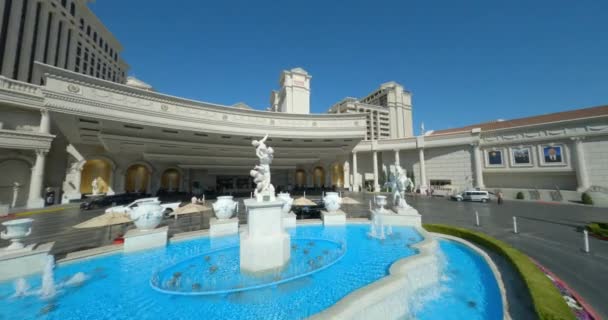 Drone Tiro Voando Redor Caesars Palace Entrada Fonte Água — Vídeo de Stock