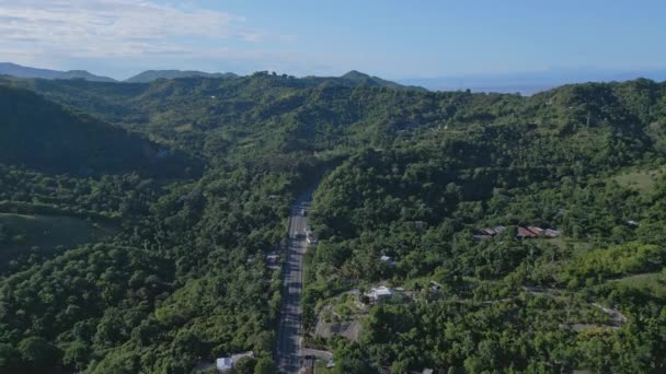 アルタミラの町の高速道路で運転 ドミニカ共和国のプエルトプラタにあるCarretera Navarrete 空中ドローン — ストック動画