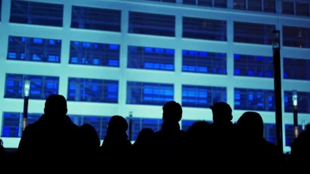 Άνθρωποι Που Βλέπουν Led Light Show Facade Large Building Glow — Αρχείο Βίντεο