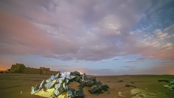 Estrelas Láctea Cruzando Céu Acima Uma Pilha Pedras Castelo Deserto — Vídeo de Stock