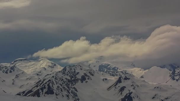 アルプスの雪に覆われた冬の山を覆う雲 雲のような時間の経過 — ストック動画