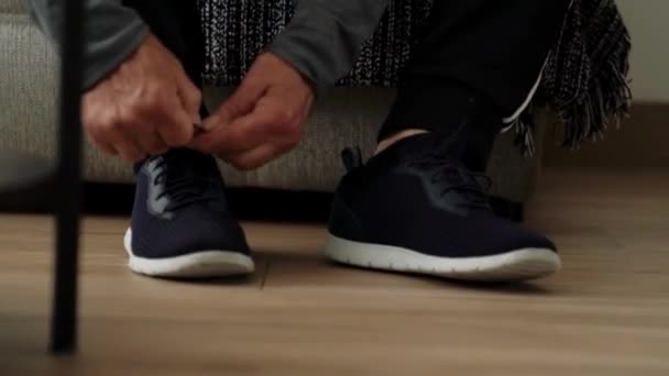 Чоловік Затягує Шнурки Свого Спортивного Взуття — стокове відео