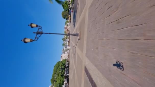 ドミニカ共和国の広場 エスパーの歴史的広場を飛行するドローンの影と垂直ショット Fpv — ストック動画