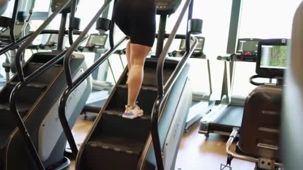 Kız Spor Salonunda Merdiven Egzersizi Yapıyor — Stok video