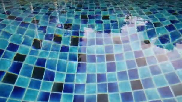 Відкритий Басейн Сонячним Відображенням Поверхні Води Синьою Порцеляновою Плиткою — стокове відео