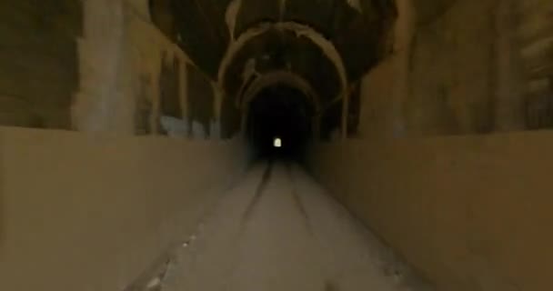 Fpv Drone Vliegend Door Goudmijn Tunnel Spoorweg Montana — Stockvideo