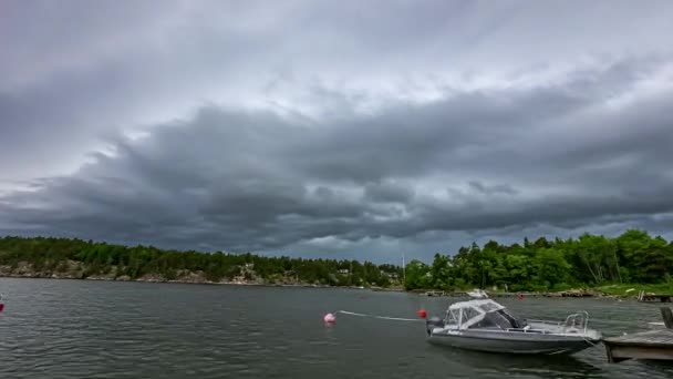 スウェーデンの湖に停泊しているボートは 暗い不吉な雲の上にあります 時間の経過 — ストック動画