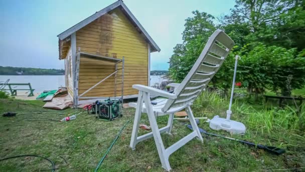 Lapso Tiempo Persona Repintando Fachada Cabaña Pescador Las Orillas Lago — Vídeo de stock