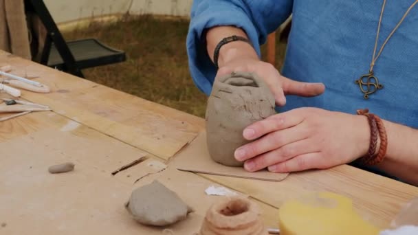 Close Van Ambachtelijke Man Vormen Van Klei Houten Tafel Slow — Stockvideo