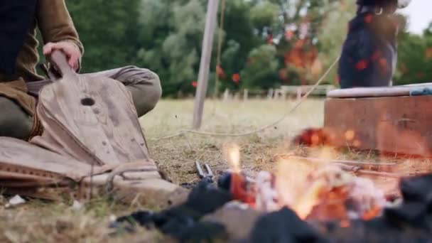 Ortaçağ Kampında Şenlik Ateşini Körüklemek Için Ağır Çekimde Iki Ağaç — Stok video