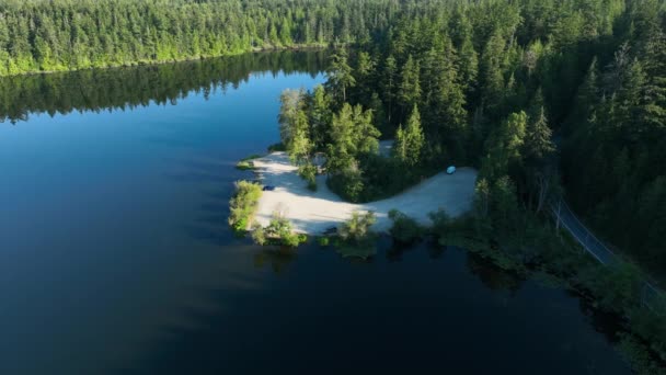 Drónlövedék Kering Egy Nyilvános Parkoló Hajó Kilövése Körül Heart Lake — Stock videók