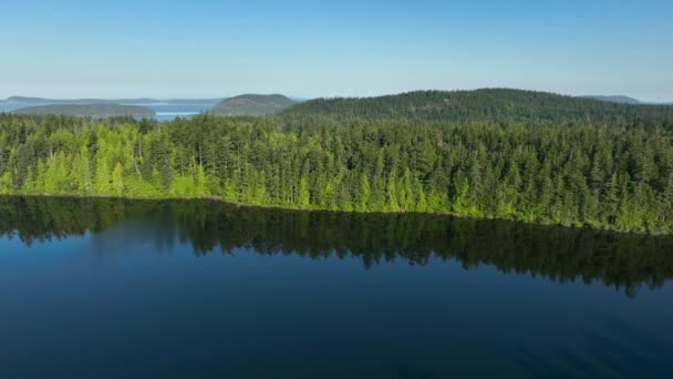 Rising Aerial Shot Lake Shoreline San Juan Islands Distance — Stock Video