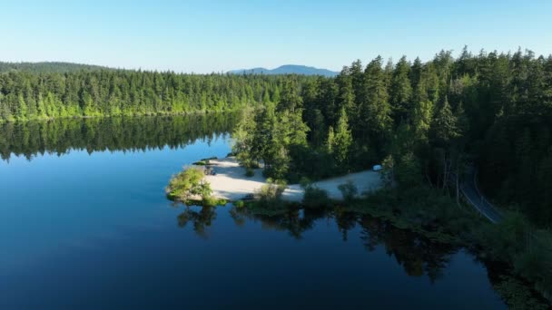 Drone Ascensão Disparado Sobre Lançamento Barco Público Lago Cercado Por — Vídeo de Stock