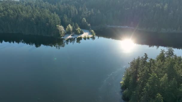 Drone Shot Lac Amérique Avec Soleil Rebondissant Brillamment Eau — Video