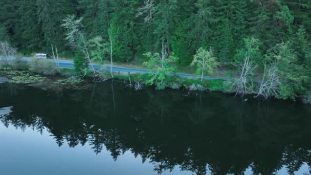 Vue Aérienne Une Route Parallèle Magnifique Lac Dans État Washington — Video