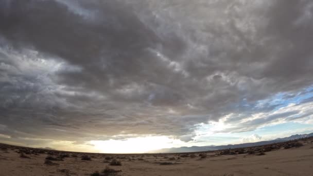 Deszczowe Chmury Tworzą Się Pustynnym Niebie Mojave Następnie Wywołują Ulewne — Wideo stockowe