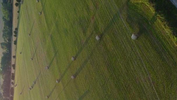 Vuelo Aéreo Sobre Hermoso Campo Heno Medio Oeste Cerca Puesta — Vídeos de Stock