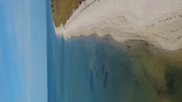 空中飞行 沿着白色沙滩 在清晰的海湾水域上空垂直飞行 — 图库视频影像