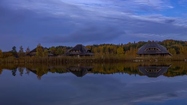 Zeitraffer Von Bewegten Wolken Über Dem Schönen See Und Wechselnden — Stockvideo