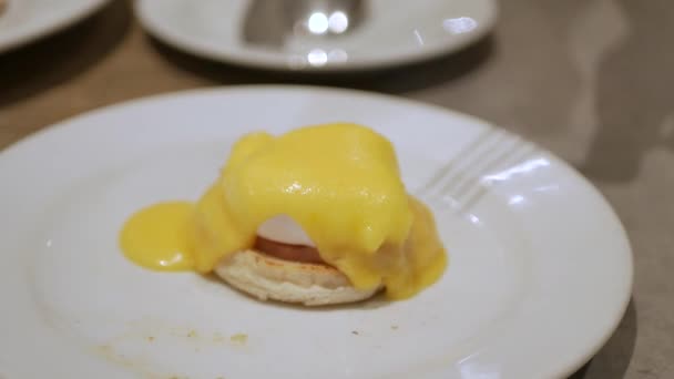 Benedicto Huevo Plato Blanco Para Desayuno Saludable Con Salsa Holandesa — Vídeos de Stock