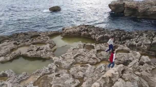 Några Turister Går Runt Fungus Rocks Dwejra Bay Gozo Island — Stockvideo