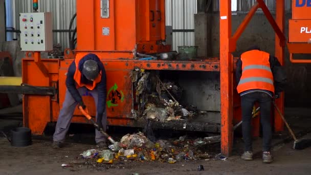 Werknemers Gooien Afval Een Afvalpers Langzame Beweging — Stockvideo