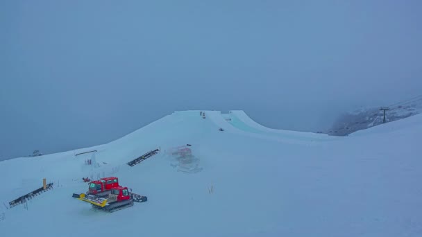 Wysoki Kąt Ujęcia Robotników Budujących Rampę Suzuki Nine Knights Ośrodku — Wideo stockowe