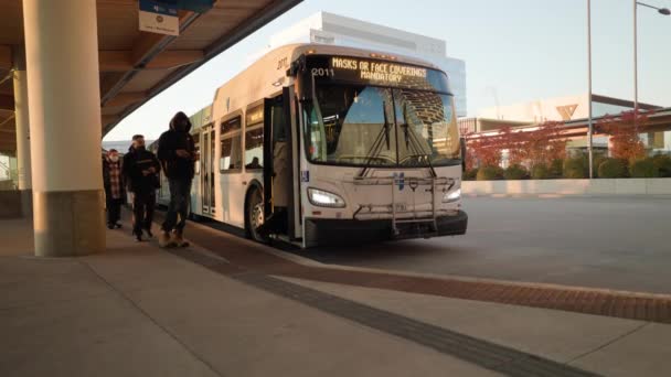 Emberek Szállnak Buszra Torontóban Covid Járvány Idején Jelentkezzen Buszra Olvasás — Stock videók