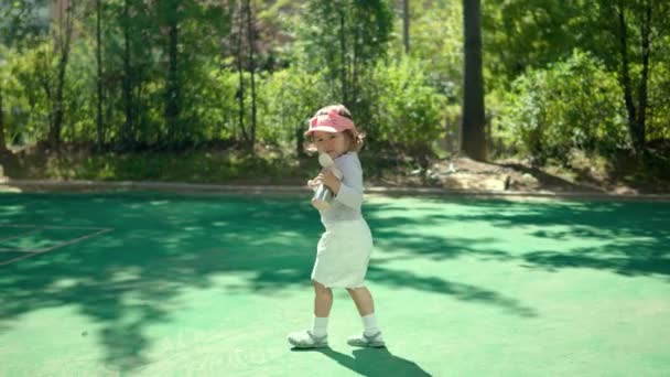 Linda Niña Elegante Años Edad Caminando Cancha Aire Libre Bádminton — Vídeo de stock