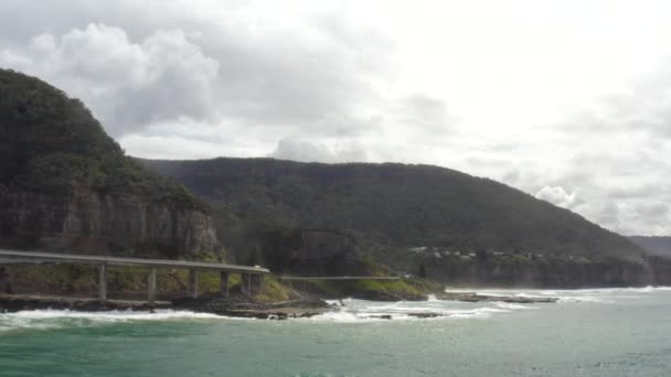 Rastreamento Tiros Drone Direita Torno Sea Cliff Bridge Nova Gales — Vídeo de Stock
