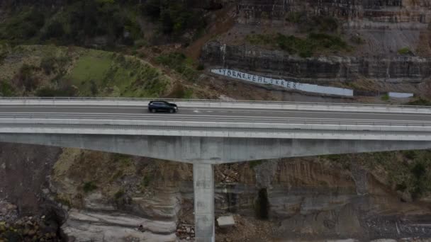 Drone Filmando Uma Seção Close Sea Cliff Bridge Como Carro — Vídeo de Stock