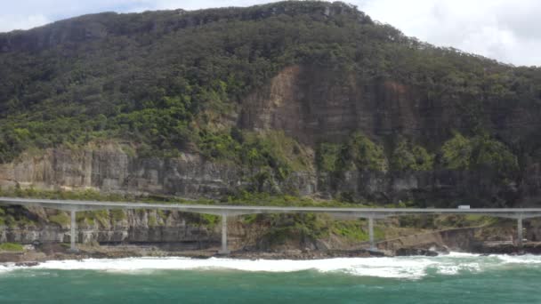 Tiro Largo Extremo Ponte Penhasco Mar Que Mostra Veículos Que — Vídeo de Stock