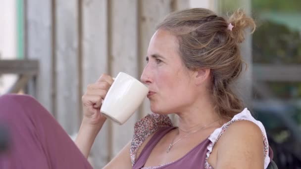 Närbild Kvinna Njuter Kopp Kaffe Utomhus När Använder Hennes Enhet — Stockvideo