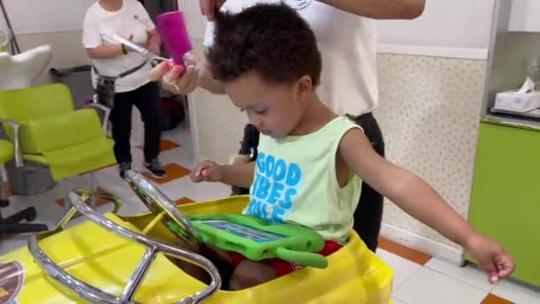 Egzotyczne Dwuletnie Afrykańskie Europejskie Dziecko Fryzjerze Pierwsze Strzyżenie Siedzące Żółtym — Wideo stockowe