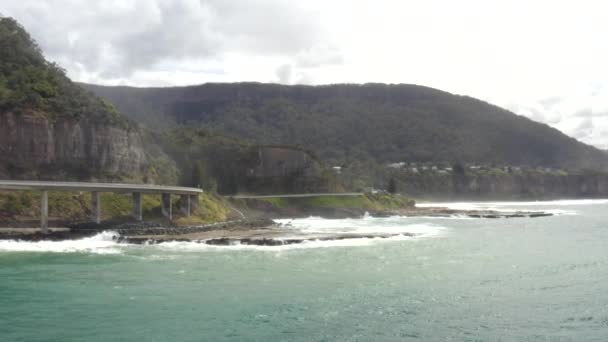 Drone Disparado Voando Paralelamente Sea Cliff Bridge Nova Gales Sul — Vídeo de Stock