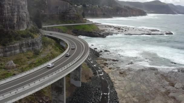 Drone Schot Vier Auto Dicht Rijden Een Grote Gebogen Sea — Stockvideo