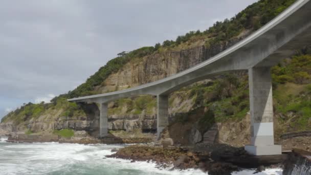 Drone Schot Langzaam Tevoorschijn Komen Van Onder Sea Cliff Bridge — Stockvideo