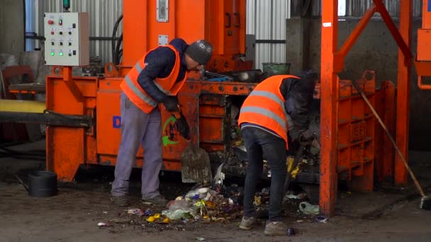 노동자들은 쓰레기를 쓰레기 압축기에 던진다 — 비디오