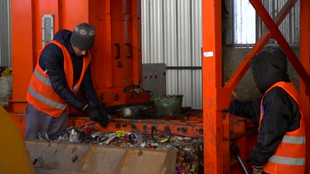 Ένα Ζευγάρι Εργαζομένων Στερεώνει Μια Πλαστική Ζώνη Συμπιεσμένα Απόβλητα Για — Αρχείο Βίντεο