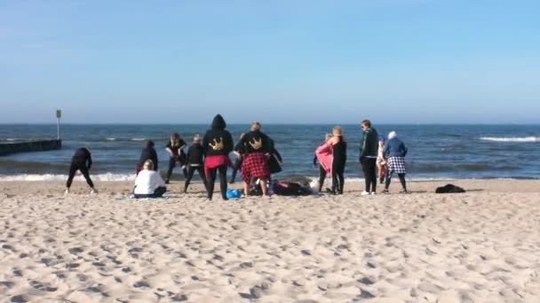 Quirky Zumba Taneční Kurzy Pro Ženy Sopot Beach Polsko — Stock video