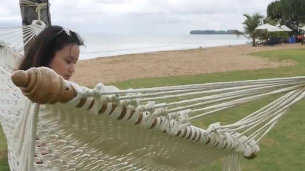 Aziatische Vrouw Ontspannen Hangmat Buurt Van Strand Onder Kokosnoot Boom — Stockvideo