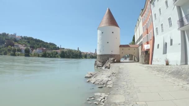 Menschen Spazieren Sonnigem Sommertag Inn Und Schaiblingsturm Passau — Stockvideo