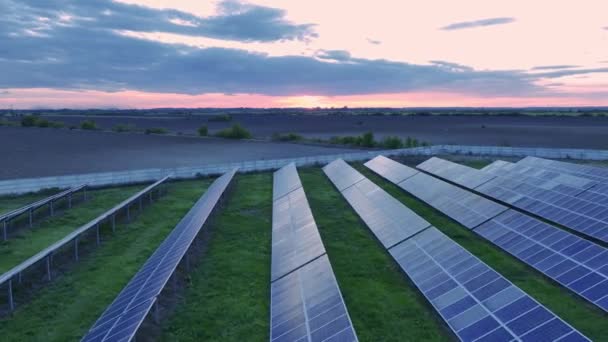 Flygfoto Solceller Parkera Grönt Fält Rumänien Solnedgång Himmel Reflekterar Solpaneler — Stockvideo