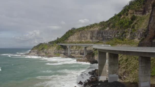 Κηφήνας Πυροβόλησε Πετούν Δίπλα Στη Γέφυρα Sea Cliff Όπως Οχήματα — Αρχείο Βίντεο