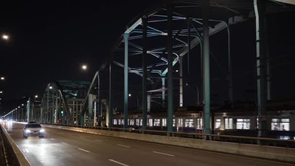 Metro Tåg Som Reser Dongjak Bridge Från Dongjak Tunnelbanestation Natten — Stockvideo