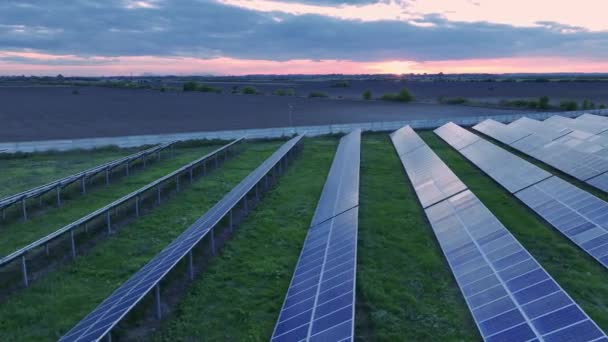 Řady Solárních Panelů Venkovských Oblastech Při Západu Slunce Dron Letí — Stock video