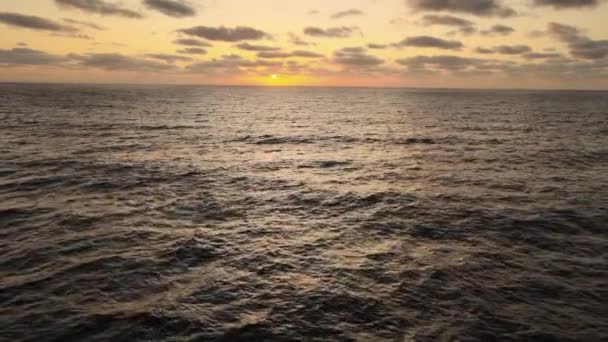 Grieta Jorobada Golpeando Durante Salida Del Sol Dorada Escénica Sobre — Vídeos de Stock